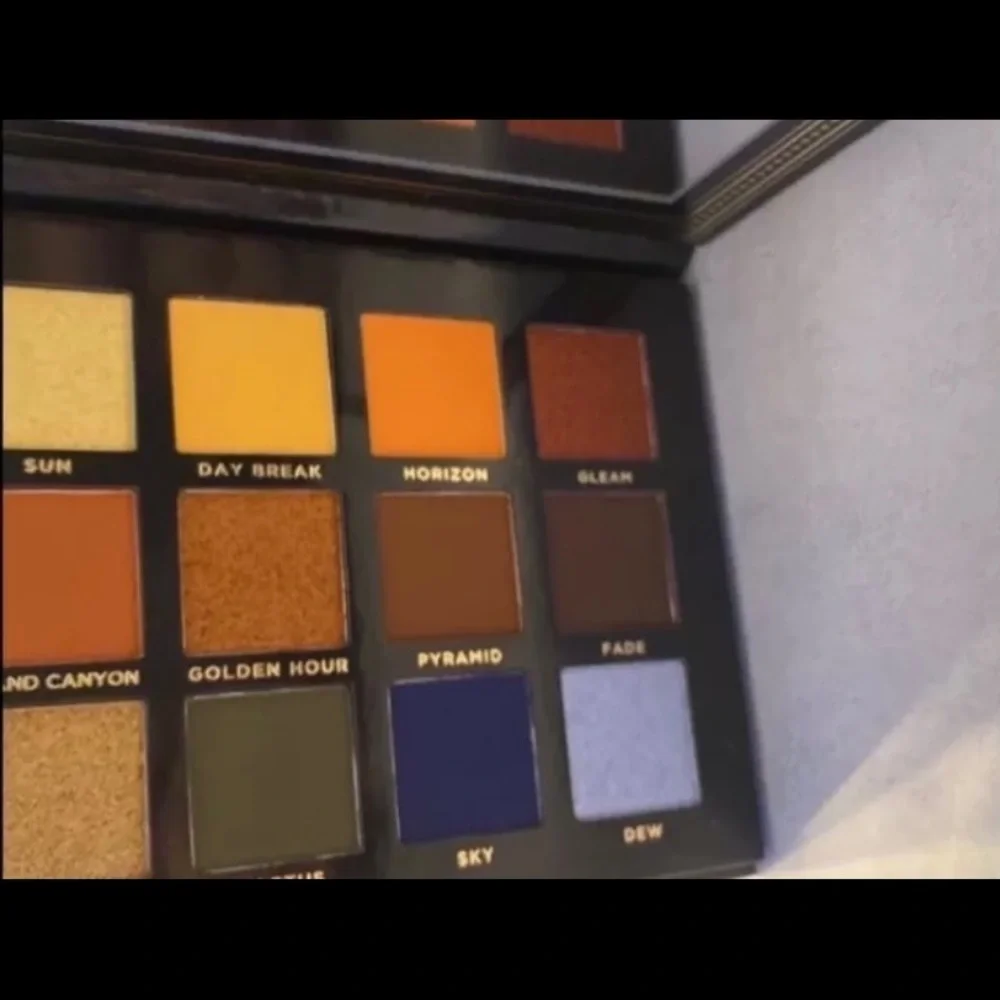 Ace Beaute Vintage Dawn‎ eyeshadow palette